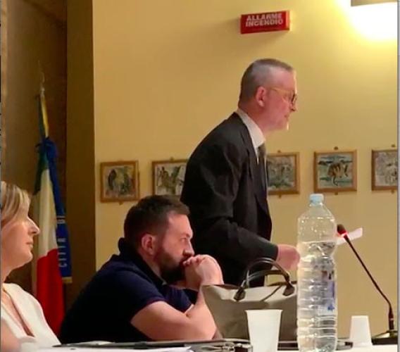 Prima Treia al vetriolo durante il primo Consiglio Comunale: "Fuori dall'aula per stare dentro le regole"