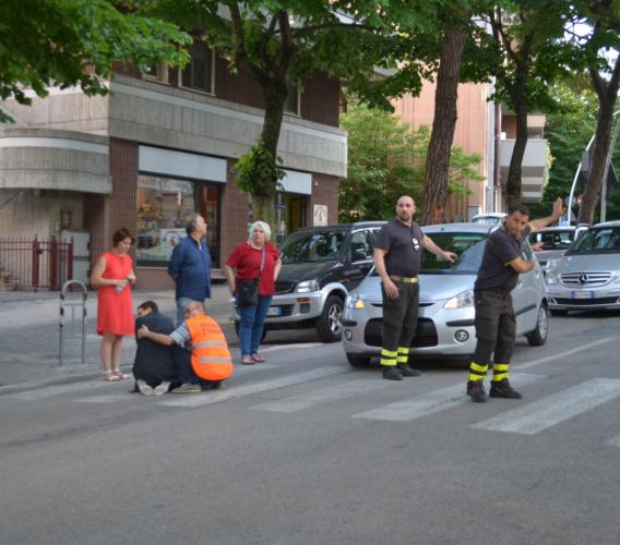 Macerata, investita da un'auto mentre attraversa la strada: ragazza finisce in Ospedale (FOTO)