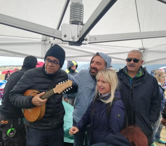 La pioggia non ferma RisorgiMarche: il viaggio musicale di Bollani e Hamilton De Holanda incanta il pubblico (FOTO)