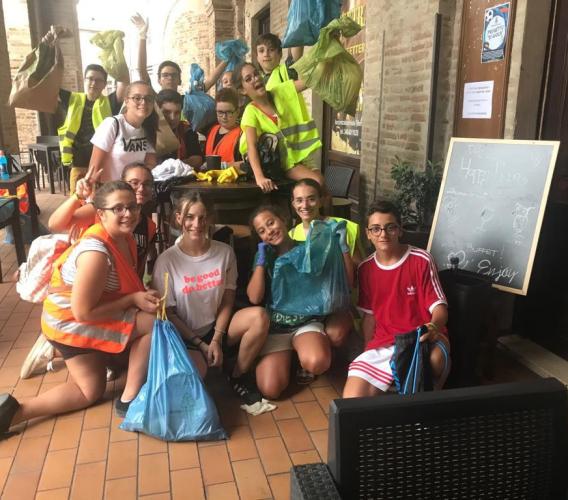 Petriolo, i giovani ripuliscono il centro storico dai rifiuti abbandonati