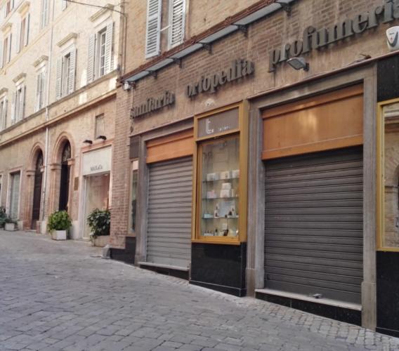 Il risveglio in corso Matteotti, i commercianti: "Noi continuiamo a resistere ma che ci siano dei servizi mirati per i visitatori"