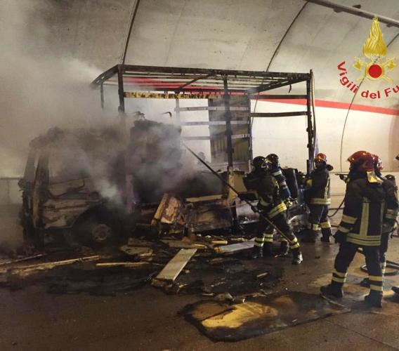 Serravalle di Chienti, furgone in fiamme in galleria: paura in superstrada (FOTO)