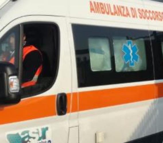 Montecassiano, scontro fra tre auto: due persone all'ospedale