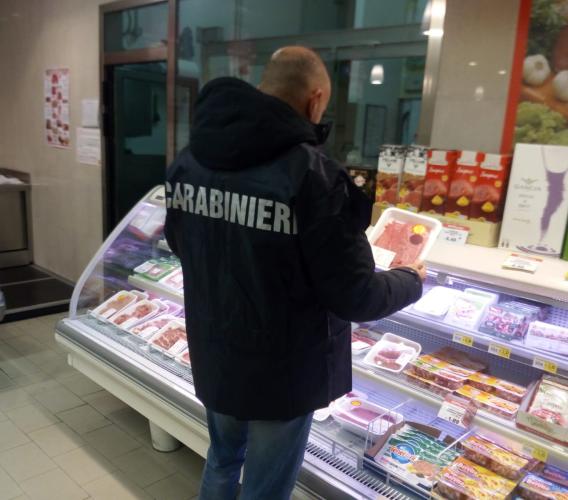 Irregolarità sui prodotti: sanzioni per 22mila euro in macellerie, supermercati e negozi