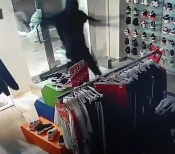 Porto Recanati, furto all'AW LAB: 21enne aggredisce i carabinieri al momento dell'arresto (FOTO e VIDEO)