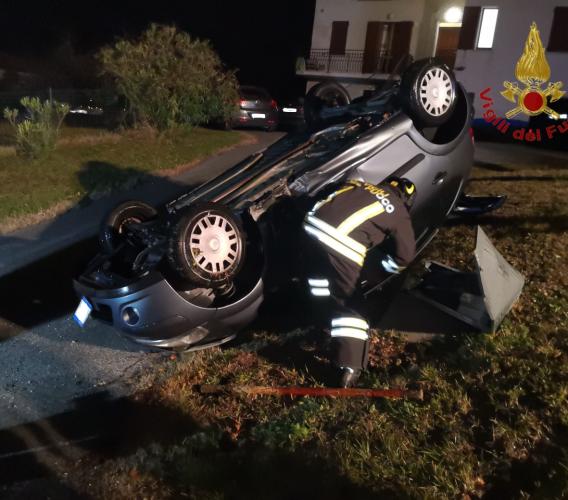 Vola fuori strada con l'auto, si ribalta, trancia una conduttura del gas e se ne va via