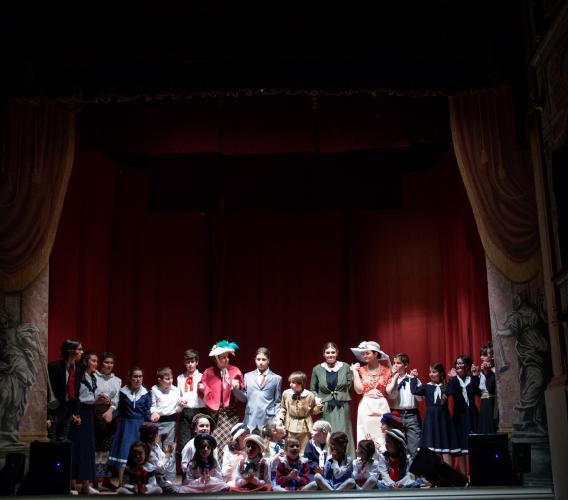Penna San Giovanni, tutto esaurito al Teatro Flora per lo spettacolo dei giovani sarnanesi