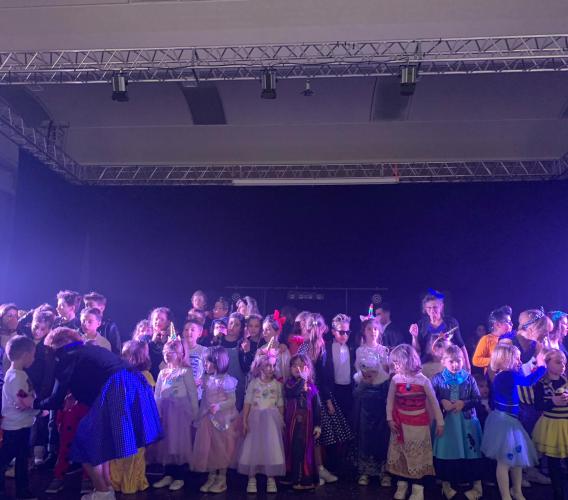 Gagliole, atmosfere anni '50 per la festa di Carnevale della scuola (FOTO)