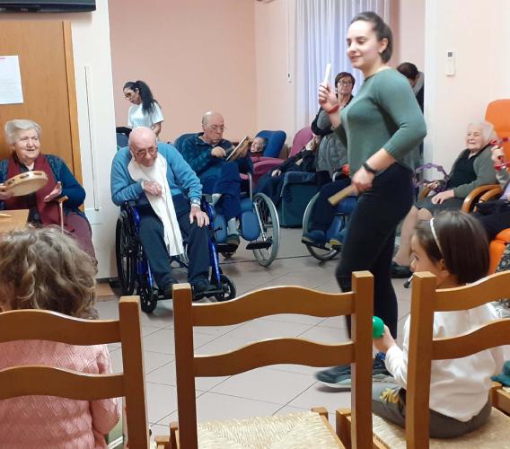 Loro Piceno, nonni e bambini cantano insieme alla casa di riposo
