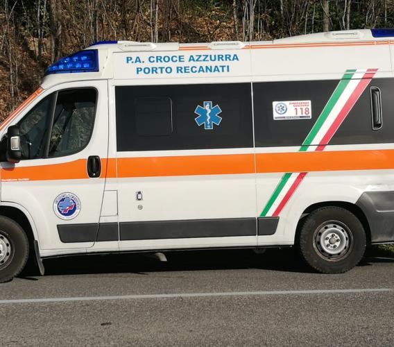 Cessapalombo, precipita dal sottotetto: trasportato in ospedale per varie fratture