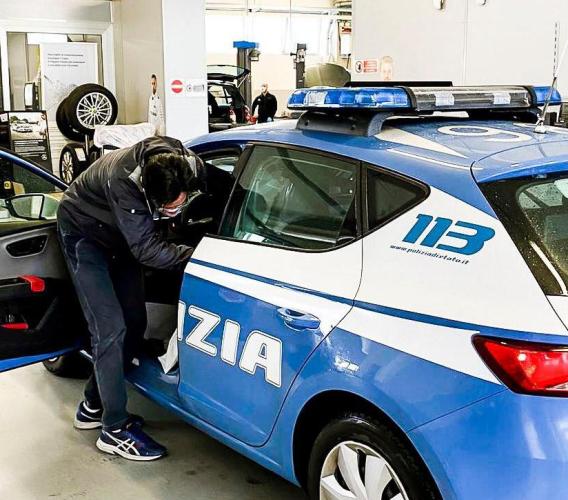Montecosaro, il concessionario "Delta Motors" sanifica gratuitamente le auto della Polizia