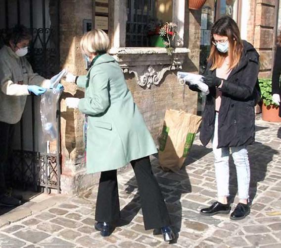 Recanati, sindaco, Giunta e 100 volontari consegnano le mascherine alle famiglie (FOTO)