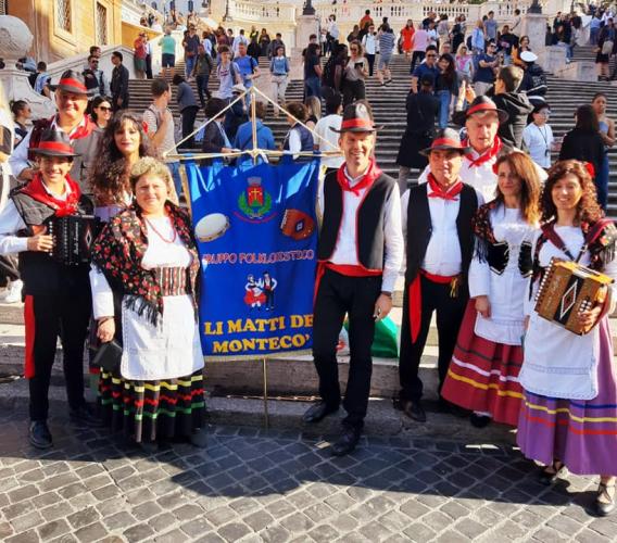 Montecosaro, Li Matti de Montecò tornano con il libro "Un salto nel folklore"