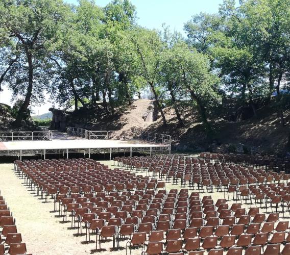 Urbisaglia, tornano gli spettacoli dal vivo all’Anfiteatro romano: si parte con “un’altra Elena”