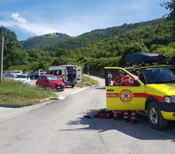 Bolognola, rovinosa caduta mentre percorre un sentiero: escursionista recuperata in elisoccorso