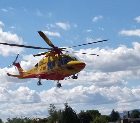 Muccia, sbanda con l'auto e finisce in un fosso: 23enne trasportato a Torrette in codice rosso