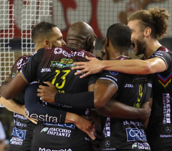 Supercoppa - Cuore Lube, battuta Trento al golden set: ora è finale contro Perugia (FOTO)