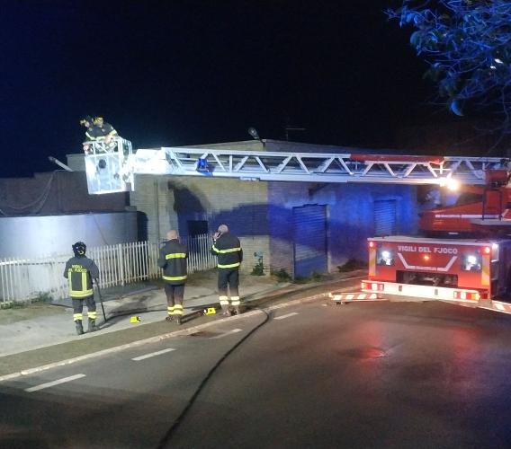 Recanati, vecchio silos in fiamme nella notte: intervengono i Vigili del Fuoco (VIDEO e FOTO)