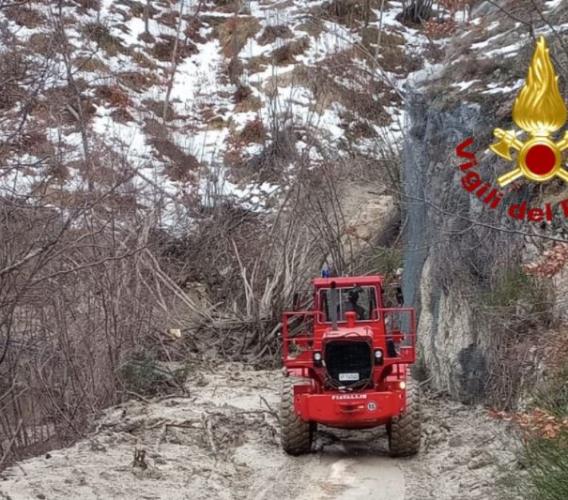 Sefro, frana di circa 50 metri in località Castello: Vigili del Fuoco in azione