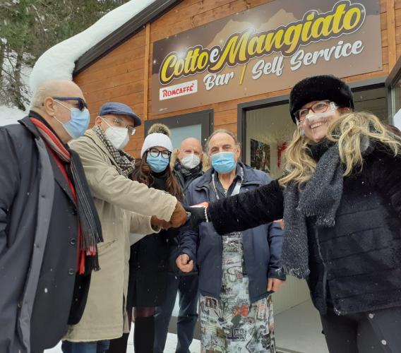 Taglio del nastro per il bar 'Cotto e Mangiato': "Frontignano torna a vivere"