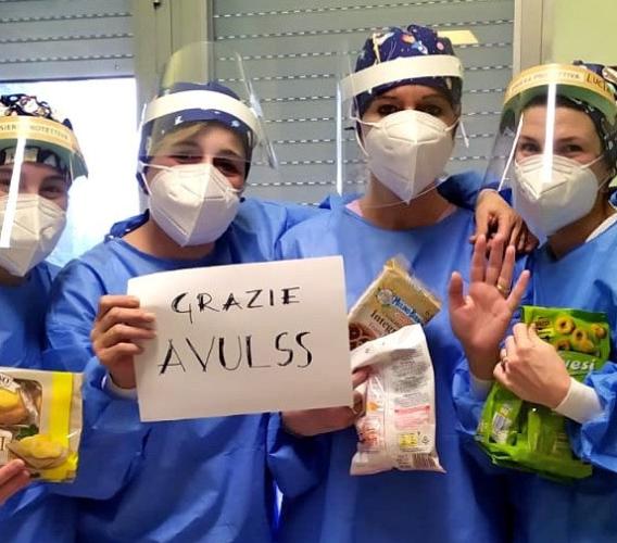Macerata, una dolce pausa per gli operatori di Villa Cozza: il dono dei volontari Avulss