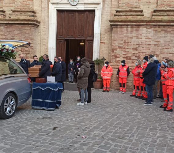 Corridonia, l'ultimo saluto a Roberto Morresi: se ne va con la sua divisa da soccorritore (FOTO e VIDEO)