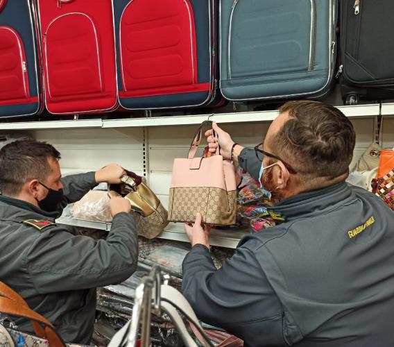Civitanova, oltre 200 borse e zaini venduti con falsi marchi d'alta moda: denunciata commerciante