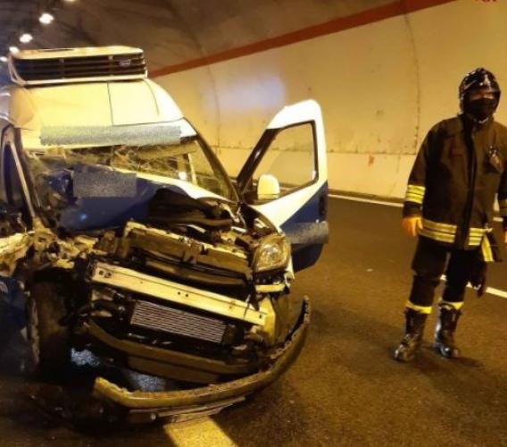 Muccia, schianto tra auto e camion lungo la galleria 'Maddalena': un ferito al Pronto Soccorso