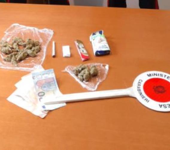 Al posto dei 'clienti' minorenni, il pusher trova i carabinieri: in arresto 19enne di San Severino