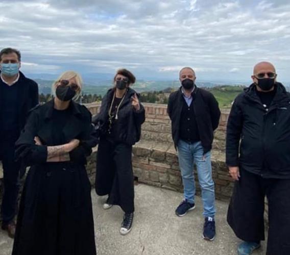 Visita a sorpresa di Malika Ayane a San Ginesio: il sindaco fa da Cicerone