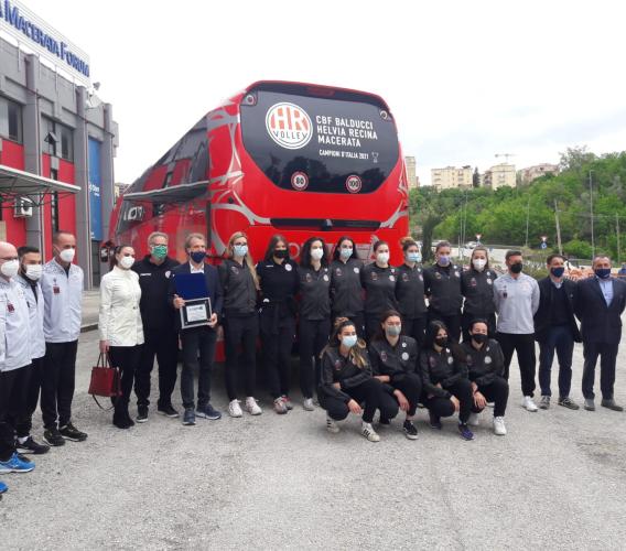 Cbf Balducci Macerata e Contram, un connubio vincente: premiata la squadra con una targa