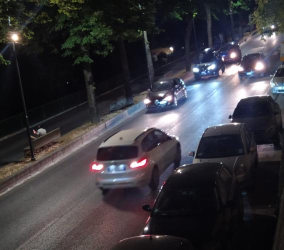 Attimi di paura a Macerata, suv contromano in viale Leopardi: pericolo scampato