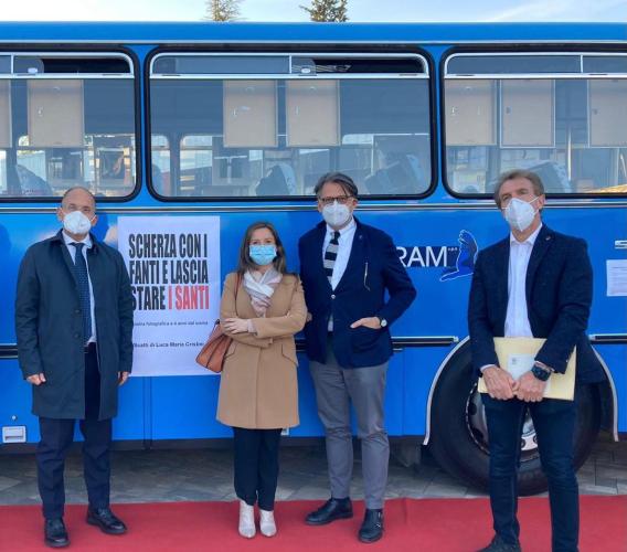 L'arte sala sul bus: prende il via a Visso la mostra fotografica itinerante