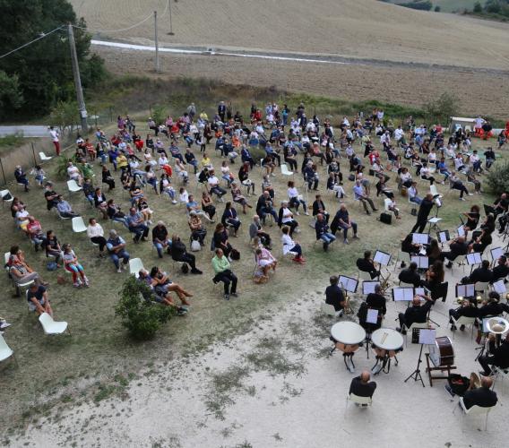 Apiro, il corpo bandistico omaggia i grandi cantautori: concerto all'Abbazia di Sant'Urbano