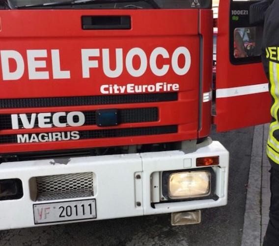 Matelica, macchina rimane incastrata lungo la via Parrocchia. Il guidatore bloccato all'interno