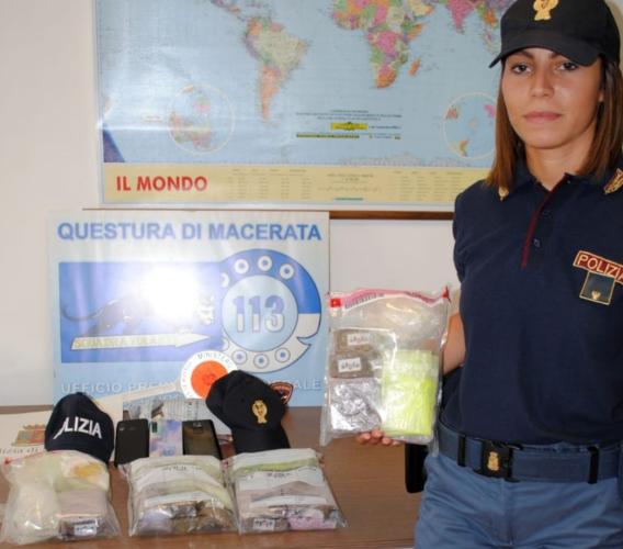 Tentano la fuga in auto con 20mila euro di droga: calci e pugni ai poliziotti. Arrestati due pusher