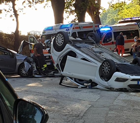 Mogliano, violento scontro tra due auto, una si ribalta: coinvolta anche una bambina
