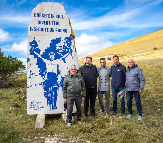 Sarnano, taglio del nastro per la stele dedicata a Michele Scarponi: presente Vincenzo Nibali