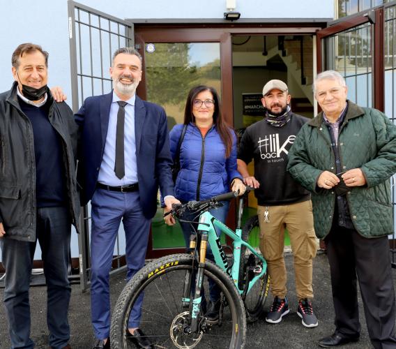 Dall'Abbadia di Fiastra a Penna San Giovanni in bici: 15 blogger scoprono i Monti Azzurri