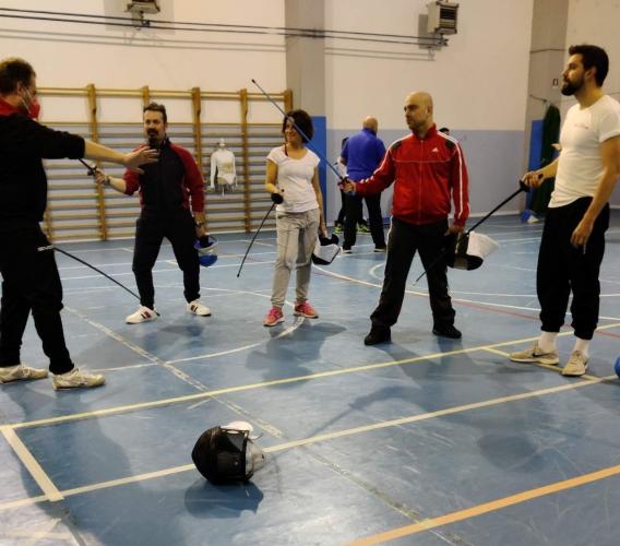 La Polizia Locale dei Monti Azzurri a lezione di scherma La Polizia Locale dei Monti Azzurri a lezione di scherma