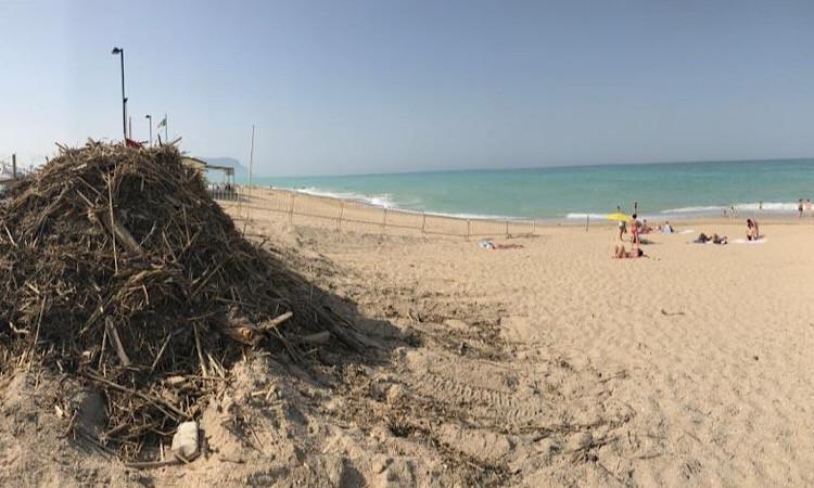 Porto Recanati Stagione Aperta E Spiagge Con Cumuli Di