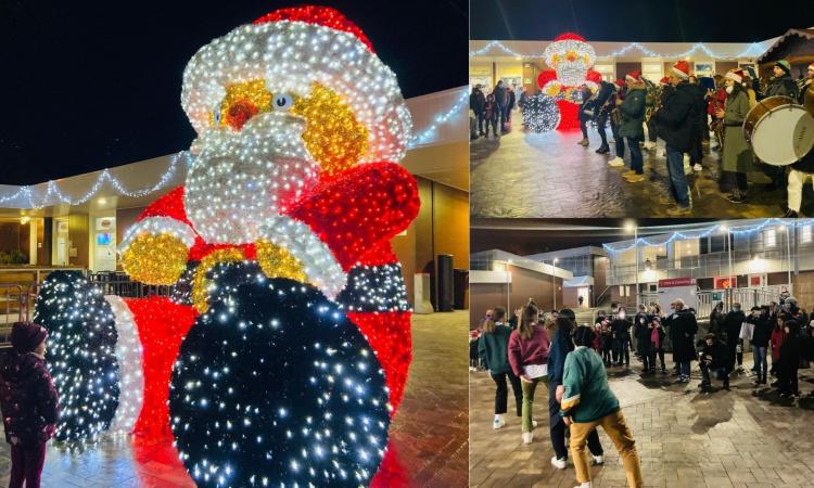 Camerino si accende per il Natale: più di mille luci e un grande 'Babbo Natale' in piazza