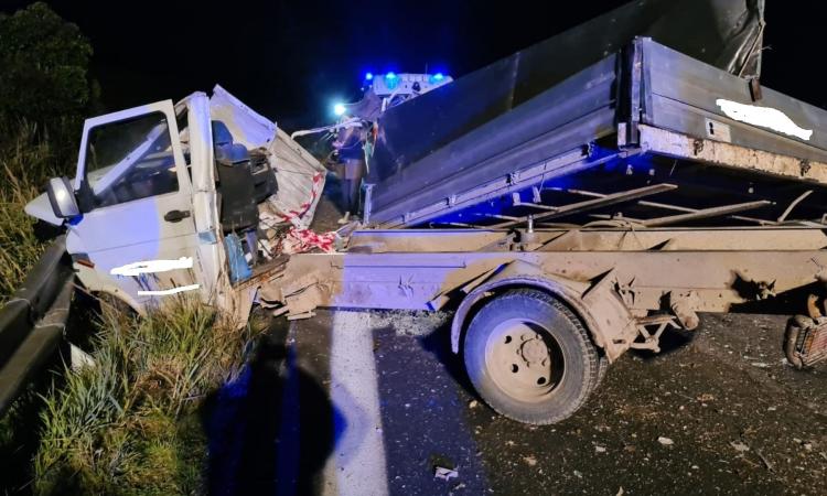 Macerata, incidente in superstrada: 22enne alla guida di un camion finisce in ospedale, si teme un disperso (FOTO)