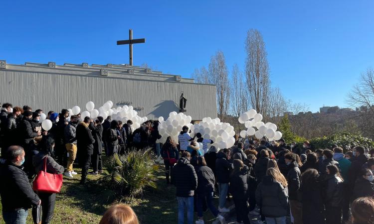 Macerata, in tanti per l'ultimo saluto a Emanuelle: palloncini bianchi volano in cielo (VIDEO e FOTO)
