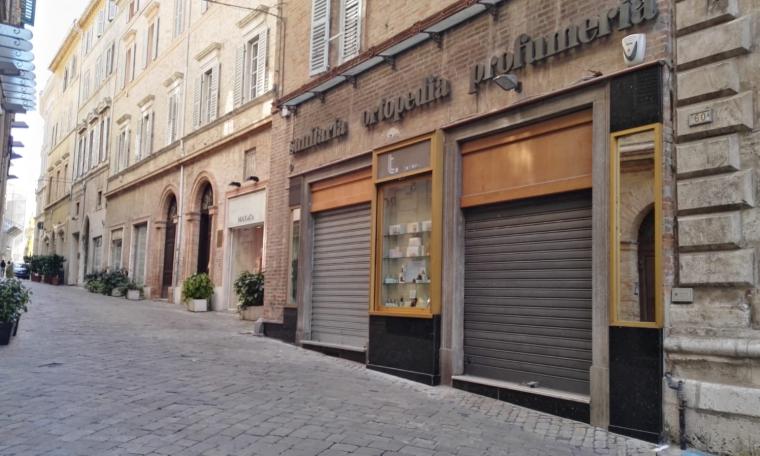 Il risveglio in corso Matteotti, i commercianti: "Noi continuiamo a resistere ma che ci siano dei servizi mirati per i visitatori"